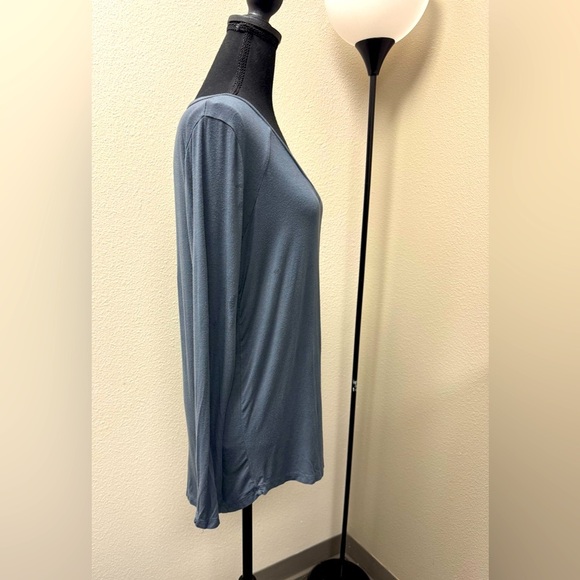 Emma’s Closet size Medium Blue  Long Sleeve Blouse with V-Neck - Picture 4 of 7